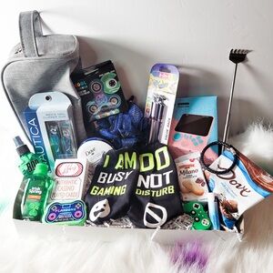 TEEN BOYS GIFT BOX, Gaming Socks with Fun Accessories